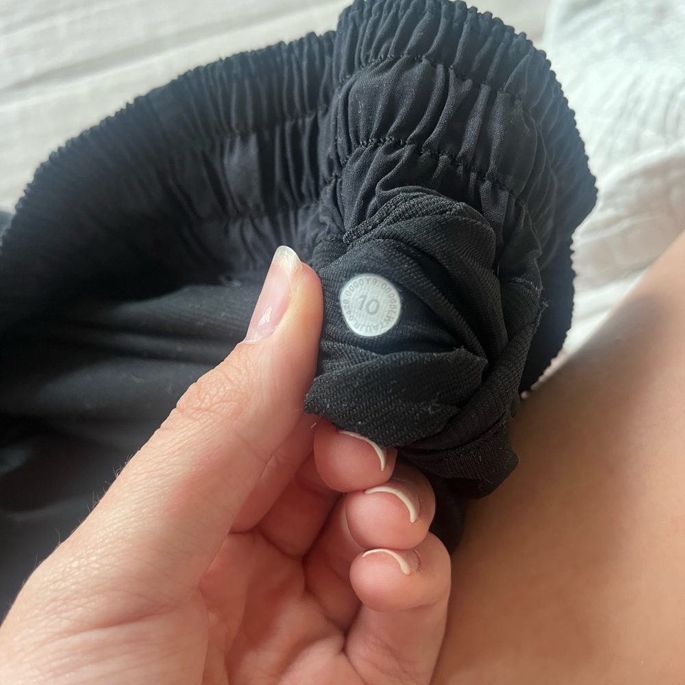 black lululemon hotty hots 2.5 inch LR
